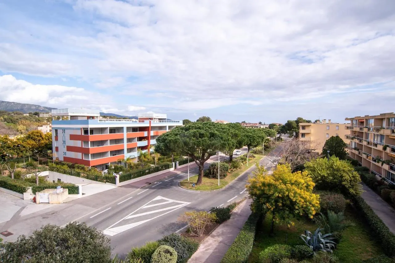 Nice Studio With Balcony At 7 Min From The Beach Bormes-les-Mimosas Apartment